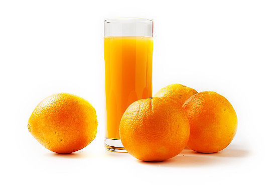 pomerančový fresh a čtyři pomeranče – ilustrační obrázek