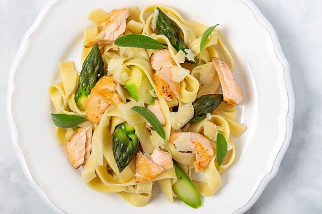 ilustrační obrázek: losos s těstovinami