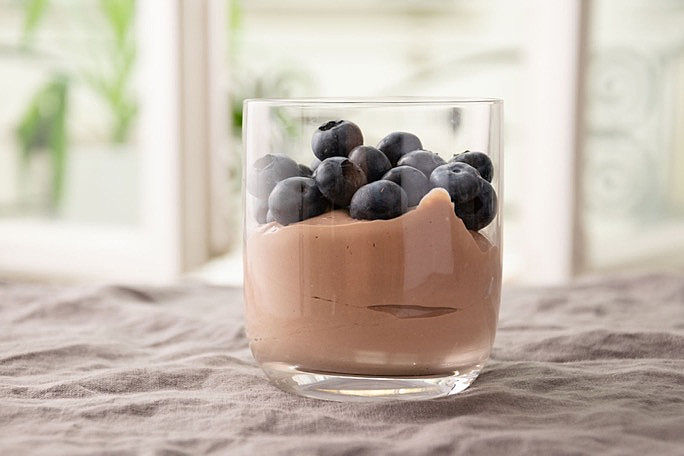 ilustrační obrázek: mléčný dezert s borůvkami