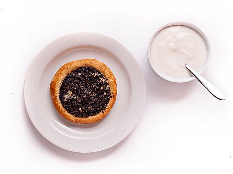 ilustrační obrázek: sladký koláč s miskou jogurtu