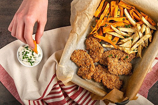 ilustrační obrázek: dip z jogurtu nebo tvarohu, ochucený oblíbenými bylinkami