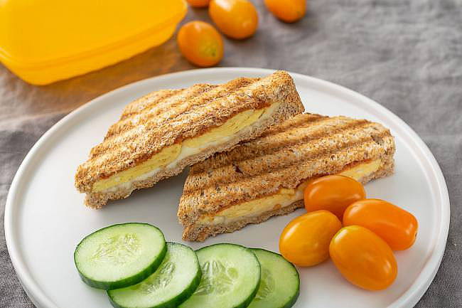 ilustrační obrázek: toast s vaječnou omeletou a sýrem