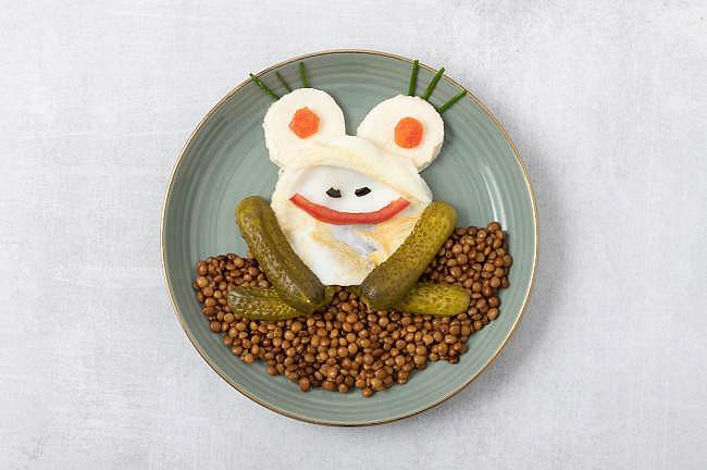 ilustrační obrázek: čočka s vejcem a okurkami, servírováno lákavějším způsobem