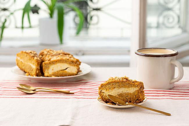 ilustrační obrázek: mrkvová bábovka s tvarohovou náplní