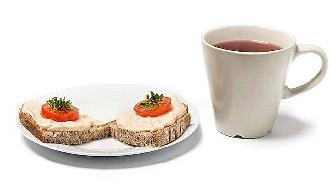 ilustrační obrázek: chléb s tvarohovou pomazánkou a rajčetem