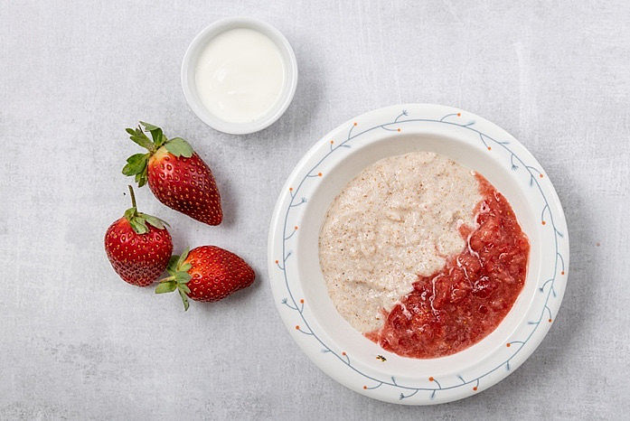 ilustrační obrázek: ovesná kaše s jahodovým pyré a jogurtem