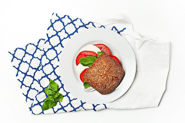 ilustrační obrázek: houska s mozzarellou a rajčetem