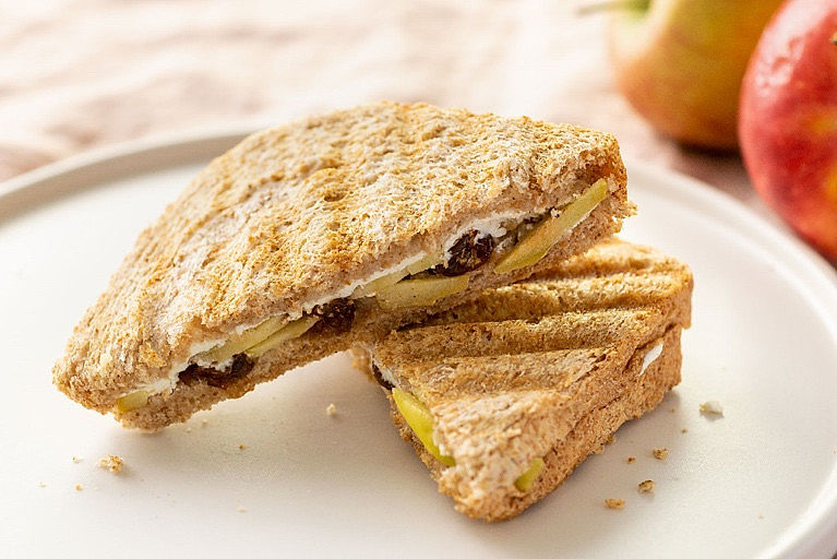 ilustrační obrázek: toast s tvarohem a nastrouhaným jablkem