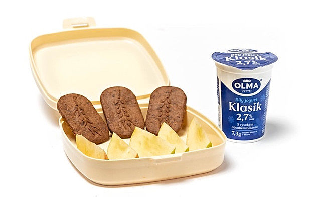 ilustrační obrázek: celozrnné sušenky s bílým jogurtem a jablkem